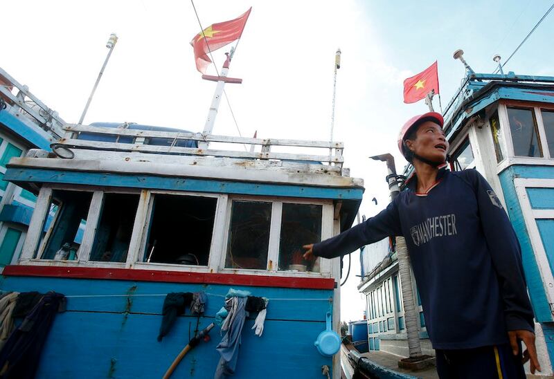Hình minh hoạ. Ngư dân Bùi Văn Minh và chiếc tàu neo ở đảo Lý Sơn, Quảng Ngãi. Tàu của ngư dân Bùi Văn Minh đã bị tàu Trung Quốc đe doạ, phun vòi rồng
