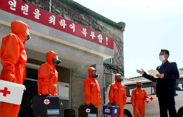 북한 노동당 기관지 노동신문은 지난해 4월 14일 "비상방역 사업의 완벽성을 철저히 보장하는 것은 올해 총공격전에서 나서는 가장 중차대한 과업"이라며 신종 코로나바이러스 감염증(코로나19) 방역의 중요성을 강조했다. 사진은 력포구역에서 진행 중인 방역 모습.