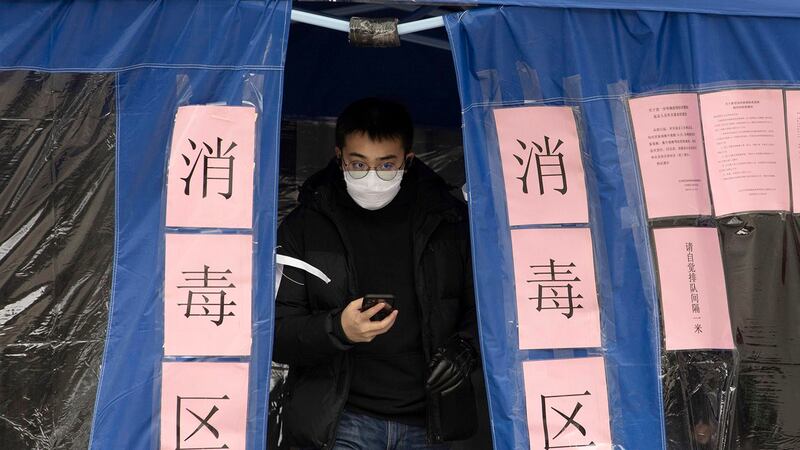 疫情拉紧报,中国各地加强消毒力道。(美联社)