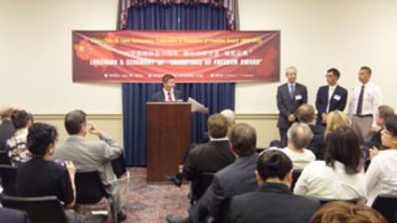 图片：傅希秋牧师向首届“捍卫宗教自由和法治勇气奖”获奖者代表颁奖。（记者何平摄）