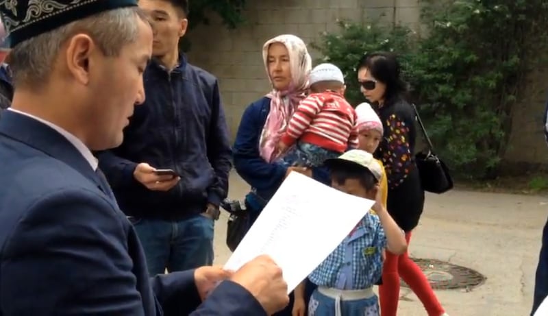 中国驻阿拉木图领事馆前,新疆籍哈萨克族人谴责新疆当局不准他们的亲人前来团聚。(受访者提供/记者乔龙)