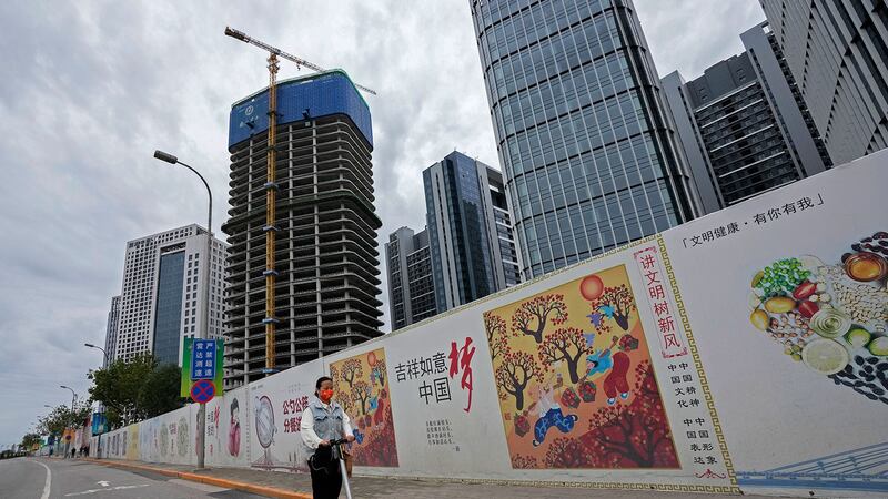 2021 年 10 月 4 日，在北京郊区通州建设中的商业写字楼。 （美联社）