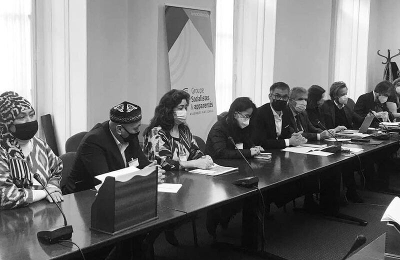 فىرانسىيە پارلامېنتىدا ئۆتكۈزۈلگەن «ئىككىنچى قېتىملىق ‹ئىرقىي قىرغىنچىلىق› نى ئېتىراپ قىلىش قارار لايىھىسى» توغرىسىدا گۇۋاھلىق ئاڭلاش ۋە مۇخبىرلارنى كۈتۈۋېلىش يىغىنىدىن كۆرۈنۈش. 2022-يىلى 17-يانۋار.