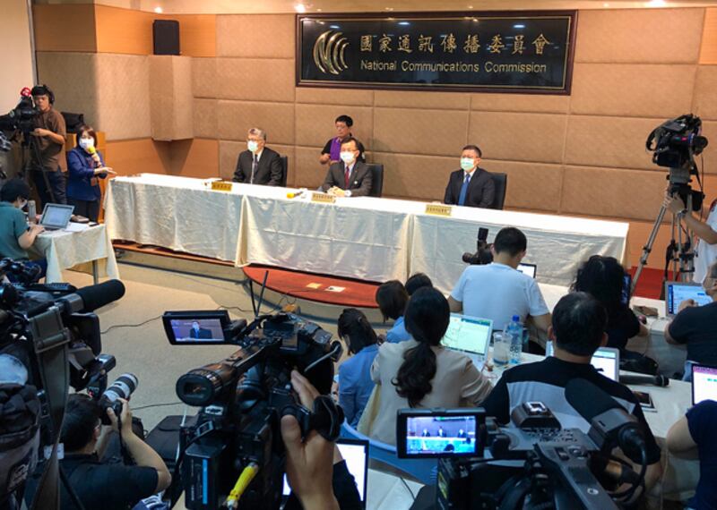 2020年11月18日,通訊傳播委員會舉行記者會,宣布委員以7:0拒絕中天新聞台換牌。(鍾廣政 攝)