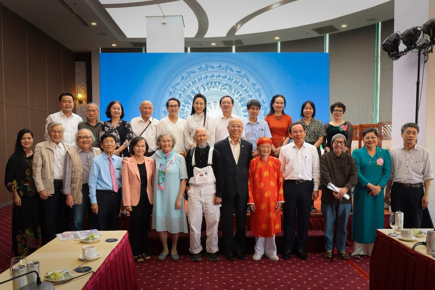 Vietnamese Politburo member holds rare dialogue with dissidents