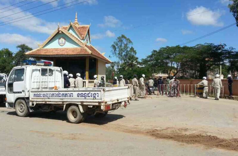 ទិដ្ឋភាព​ខាងក្រៅ​មណ្ឌល​អប់រំ​កែប្រែ​ទី១ ឬ​ព្រៃស ខណៈ​ចៅក្រម​បន្ត​សាកសួរ​បេក្ខជន​តំណាងរាស្ត្រ​ជាប់​ឆ្នោត​បក្ស​សង្គ្រោះ​ជាតិ ៥រូប និង​យុវជន​សង្គ្រោះជាតិ១រូប នៅ​ថ្ងៃ​ទី ១៧ ខែ​កក្កដា ឆ្នាំ ២០១៤។ 