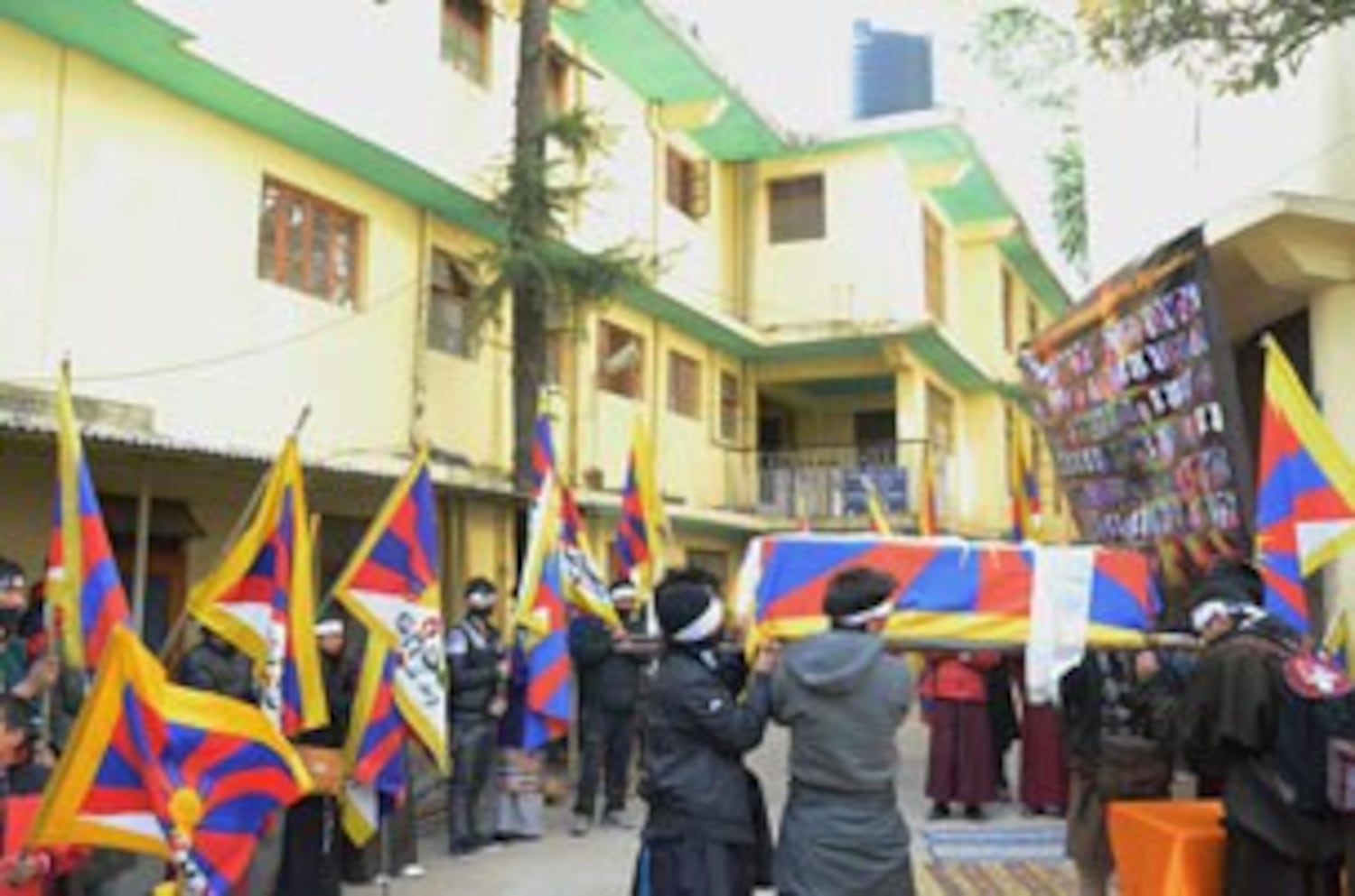 图片：：印度萨热西藏师范大学四十名学生在藏历新年初一抬棺材展开绝食请愿活动。（记者丹珍拍摄）