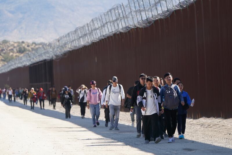 厄瓜多爾自今年7月起取消與中國的免簽證協議，令中國偷渡客經中美洲前往美國的路線被堵塞。他們改往塞爾維亞、波斯尼亞與黑山共和國，希望可以逃往歐洲。（美聯社圖片）