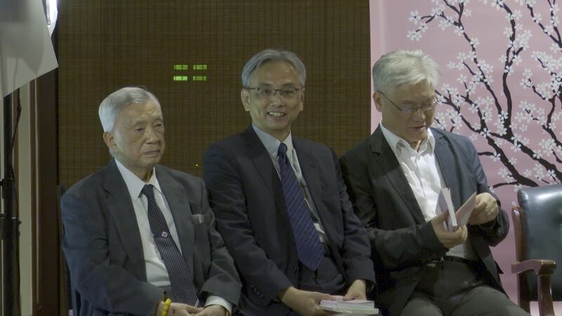 李登辉任内总统府秘书室主任苏志诚(左二)出席李静宜新书发表谈李登辉。(记者李宗翰摄)