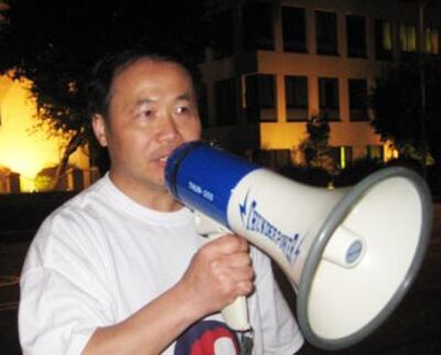 图片:重塑”民主女神像”艺术家陈维明, 喜见香港大学生关注民主进程。(萧融摄)