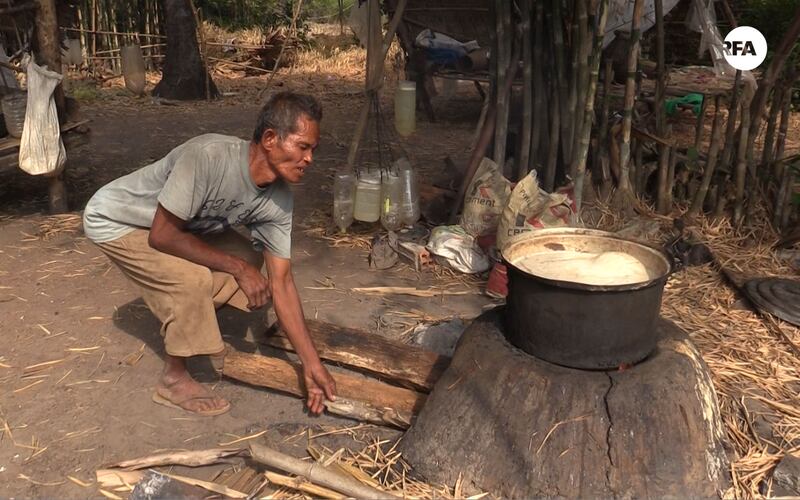 លោក សុខ អេង រស់នៅភូមិទ្រាត្បូង ឃុំស្រែថ្មី ស្រុករលាប្អៀរ ខេត្តកំពង់ឆ្នាំង រម្ងាស់ស្ករត្នោត កាលពីថ្ងៃទី២២ ខែកុម្ភៈ ឆ្នាំ២០១៧។ RFA/Chin Chetha