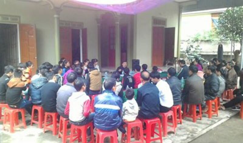 Nguyen Van Dai teaches residents about their rights in Nghe An province, Dec. 6, 2015. Credit: Nguyen Van Dai