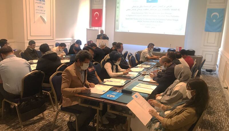 ئۇيغۇر ئاكادېمىيەسىنىڭ ئۇيۇشتۇرۇشى بىلەن ئېچىلغان «شەرقىي تۈركىستان مىللىي كۈرىشىنىڭ يېڭى يۈزلىنىشى ۋە قىلىشقا تېگىشلىك زۆرۈر خىزمەتلەر» تېمىسىدىكى يىغىندىن كۆرۈنۈش. 2021-يىلى 18-سېنتەبىر، تۈركىيە.