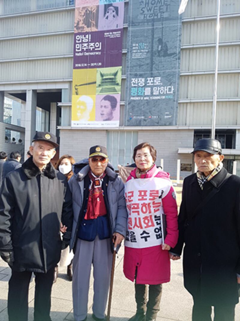국군포로 자녀인 손명화 씨(오른쪽 두번째)와 귀환자들.