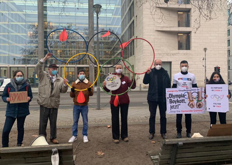 德國多個人權組織前在德國外交部門前舉牌呼籲德國對北京冬奧會進行外交抵制。（德國藏人倡議組織推特圖片）