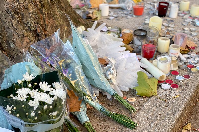 倫敦中國大使館外，連續三周都有抗議活動。現場仍然留下抗議者悼念烏魯木齊大火死者的花束和蠟燭。（呂熙 攝）