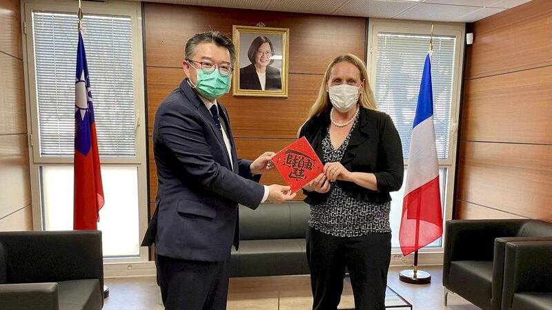 2021年2月17日，美国驻法国马赛总领事葛珞尔Kristen K. Grauer(右)与辛继志一同持“追求自由民主”字样的春联合影。（台湾驻普罗旺斯办事处提供）。