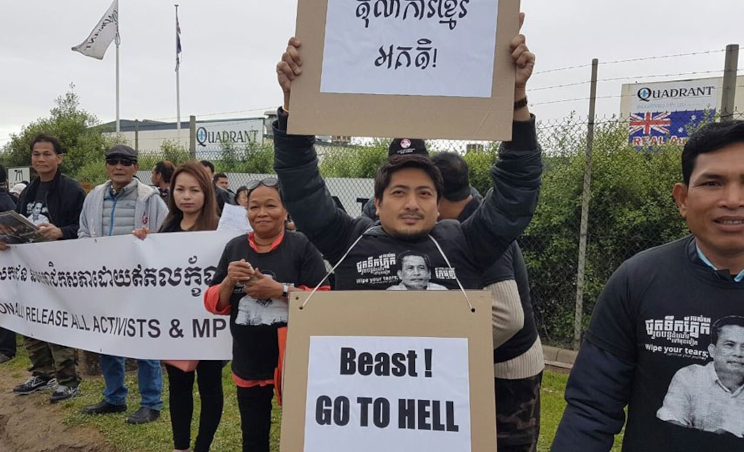 ពលរដ្ឋ​ខ្មែរ​រស់​នៅ​អូស្ត្រាលី​តវ៉ា​ប្រឆាំង​​វត្តមាន​លោក ហ៊ុន ម៉ាណែត នា​ទីក្រុង​ម៉ែលប៊ន (Melbourne) ប្រទេស​អូស្ត្រាលី នៅ​ថ្ងៃ​ទី​៧ ខែ​តុលា ឆ្នាំ​២០១៦។