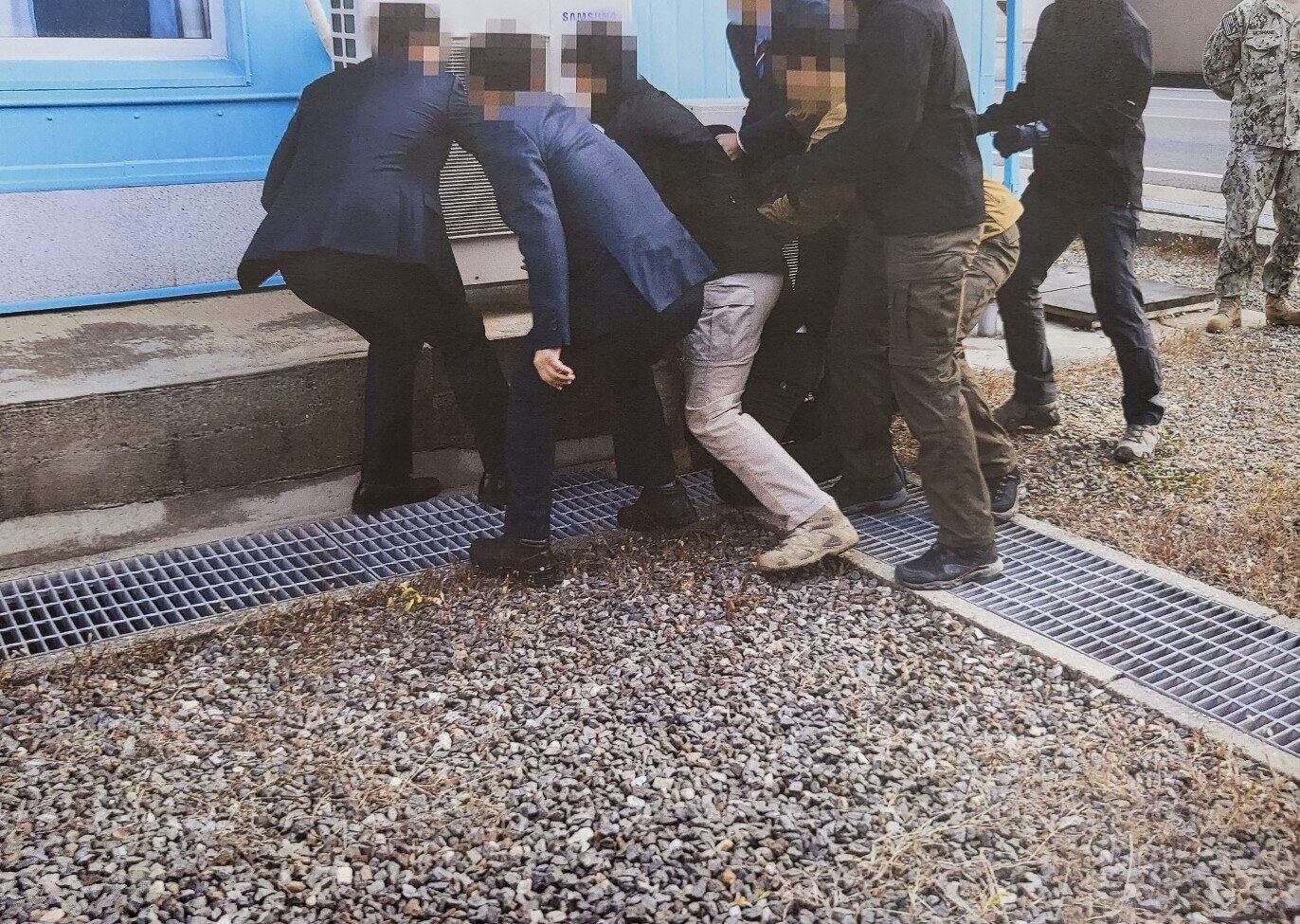 사진은 탈북어민이 몸부림치며 북송을 거부하는 모습.