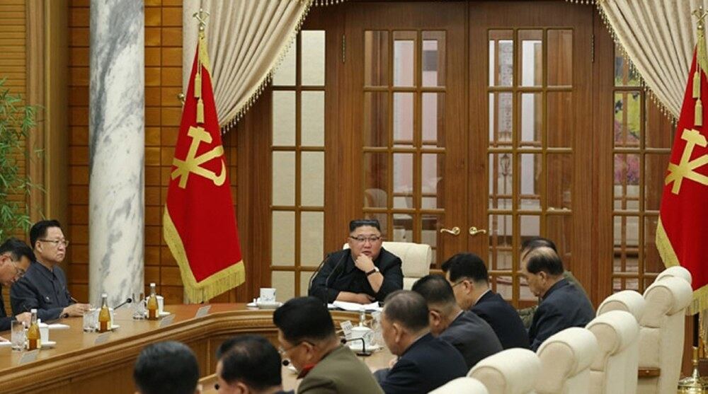 북한은 김정은 위원장 주재로 노동당 본부청사에서 노동당 정치국 확대회의를 열고 최근 경제운영 전반 실태를 비판하고 내년 1월로 예정된 제8차 당대회 준비를 논의했다고 조선중앙통신이 30일 보도했다.