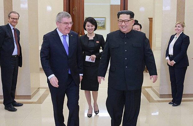 김정은 노동당 위원장이 토마스 바흐 국제올림픽위원회(IOC) 위원장을 접견하는 모습.