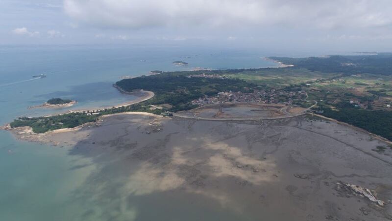 非法采砂活动导致台湾海岸线被侵蚀。 （被访者提供，拍摄日期不详）