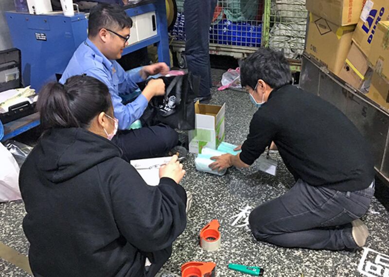 2020年1月31日，台灣郵局和警方合作，嚴密搜查寄出包裹是否偷運口罩。（台灣航空警察局提供）