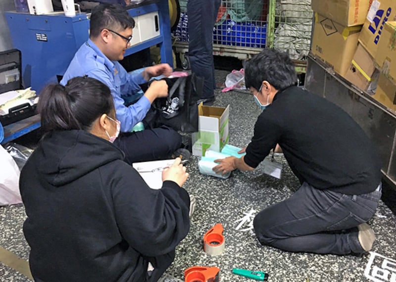 2020年1月31日,台灣郵局和警方合作,嚴密搜查寄出包裹是否偷運口罩。(台灣航空警察局提供)
