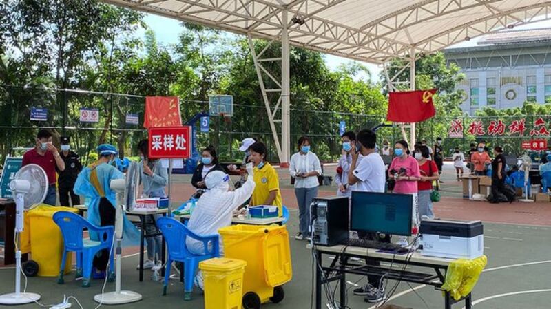 云南瑞丽民众排队接受核酸检测(法新社)