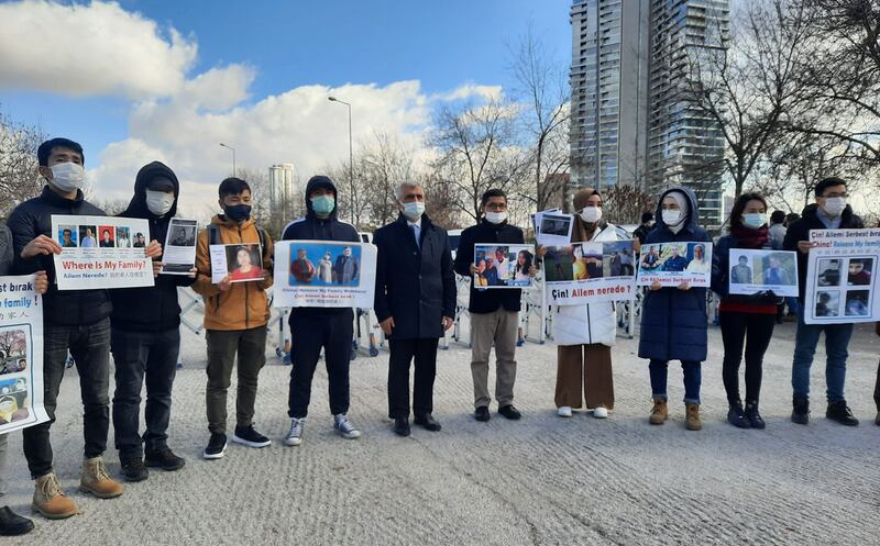تۈركىيە خەلقلەرنىڭ دېموكراتىك پارتىيەسى (HDP) كوجائەلى مىللەت ۋەكىلى ئۆمەر فارۇك ئەپەندىم لاگېر تۇتقۇنلىرى يېقىنلىرى تەرىپىدىن تەشكىللەنگەن خىتاينىڭ تۈركىيەدىكى ئەلچىخانىسى ئالدىدىكى نامايىش پائالىيىتىدە. 2022-يىلى يانۋار، تۈركىيە.
