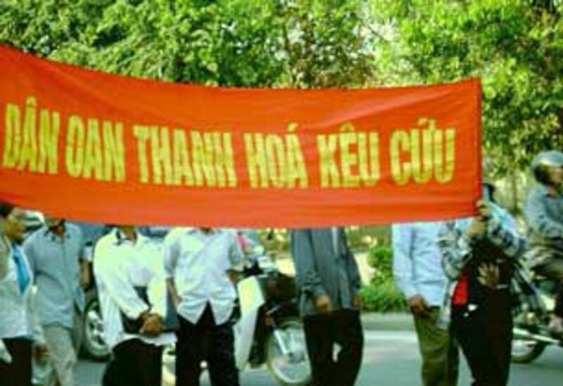 Dân oan Thanh Hóa xuống đường biểu tình ở thành phố Vinh hôm 04-03-2010. Hình do thính giả gửi đến RFA.