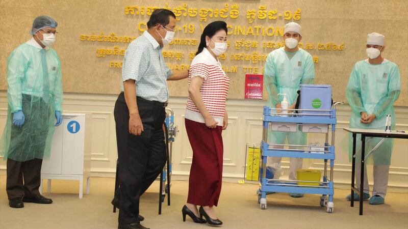 Hun_Sen_his_wife_got_Vaccine_Covid19_from_facebook.jpg