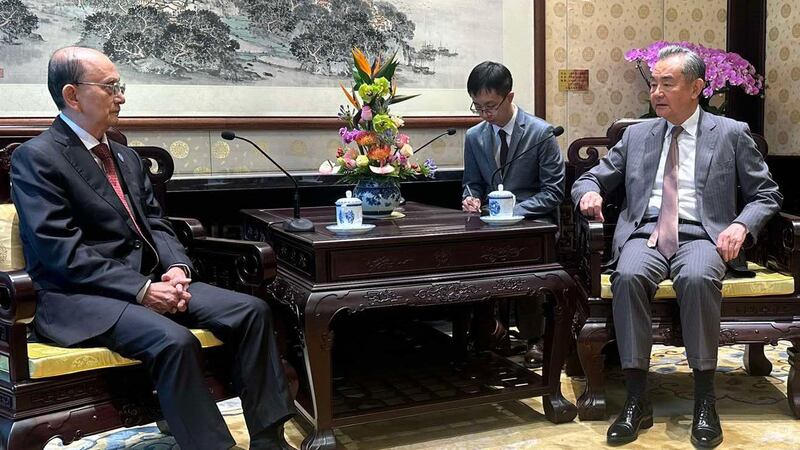 သမ္မတဟောင်း ဦးသိန်းစိန်နှင့် တရုတ်နိုင်ငံခြားရေးဝန်ကြီး ဝမ်ယိတို့ တရုတ်နိုင်ငံ ပေကျင်းမြို့ရှိ နိုင်ငံတော် ဧည့်ဂေဟာတွင် ၂၀၂၄ ခုနှစ် ဇွန်လ ၂၉ ရက်နေ့က တွေ့ဆုံစဉ်။ (Photo: Ministry of Foreign Affairs Myanmar)