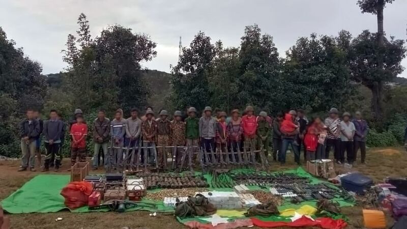 ချင်းပြည်နယ်၊ မတူပီမြို့နယ်၊ ရေဇွာမြို့ ဒေသကာကွယ်ရေးပူးပေါင်းတပ်တို့ ၂၀၂၃ ခုနှစ်၊ နိုဝင်ဘာ ၂၉ ရက်နေ့တွင် သိမ်းပိုက်ရရှိထားသည့် လက်နက်များနဲ့ စစ်ကောင်စီတပ်သားတချို့ကို တွေ့ရစဉ်။ (Photo: Citizen Journalist)