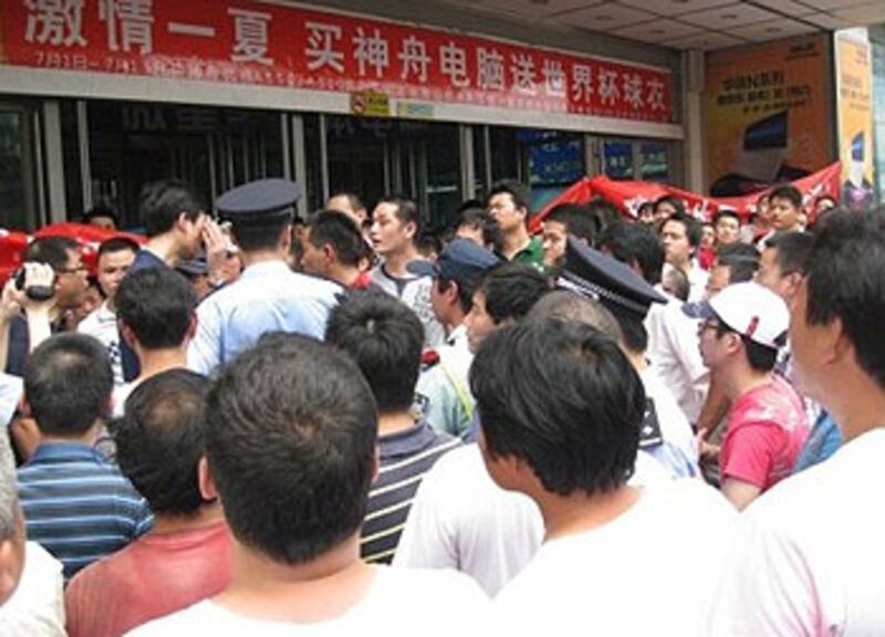 杭州商戶2011年也曾經抗議被大幅漲租,大批城管及警察到場驅趕商戶。(商戶林先生提供)