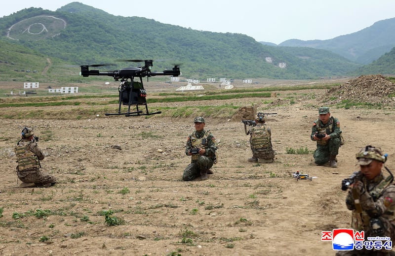 조선인민군 특수작전부대의 합동 전술훈련 중 군인들이 드론을 조종하며 작전을 수행하는 모습을 담고 있다.