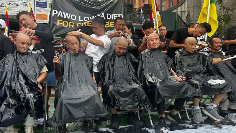 མགོ་རིལ་བཟོས་ཏེ་རྒྱལ་ཚོགས་ཀྱི་མདུན་བློ་དགའ་རང་བཙན་ལགས་སུ་གདུང་སེམས་མཉམ་སྐྱེད་ཞུས་པ།