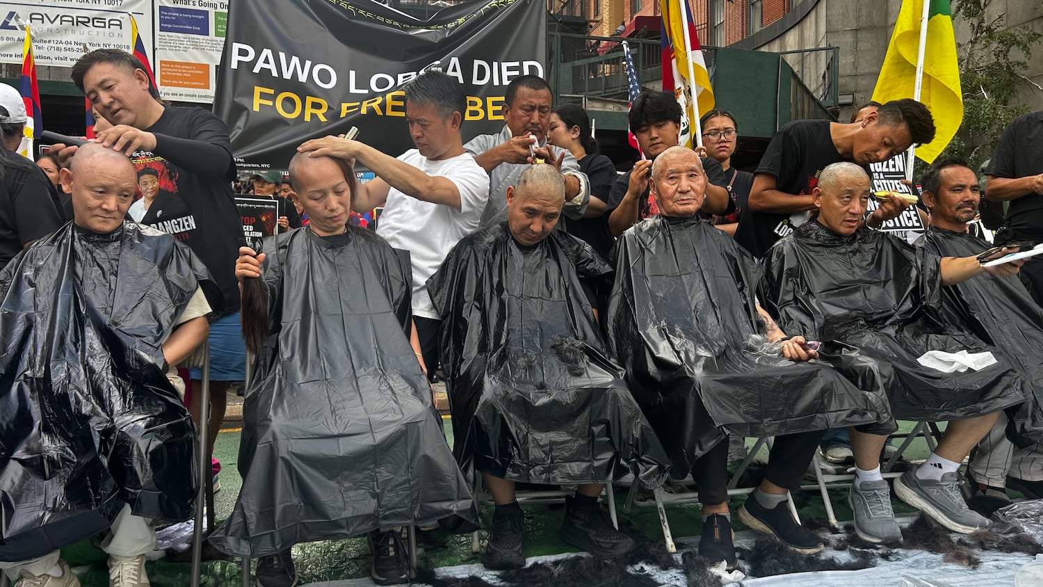 མགོ་རིལ་བཟོས་ཏེ་རྒྱལ་ཚོགས་ཀྱི་མདུན་བློ་དགའ་རང་བཙན་ལགས་སུ་གདུང་སེམས་མཉམ་སྐྱེད་ཞུས་པ།