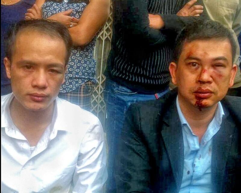 Luật sư Trần Thu Nam (phải) và Luật sư Luân Lê bị hành hung khi rời khỏi nhà Em Đỗ Đăng Dư hôm 3/11.