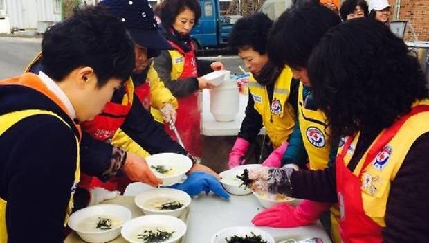 충남 천안시 천안역 서부광장에서 대한적십자사 충남지사 직원과 적십자 봉사원이 이웃에게 나눠줄 떡국을 만들고 있다.