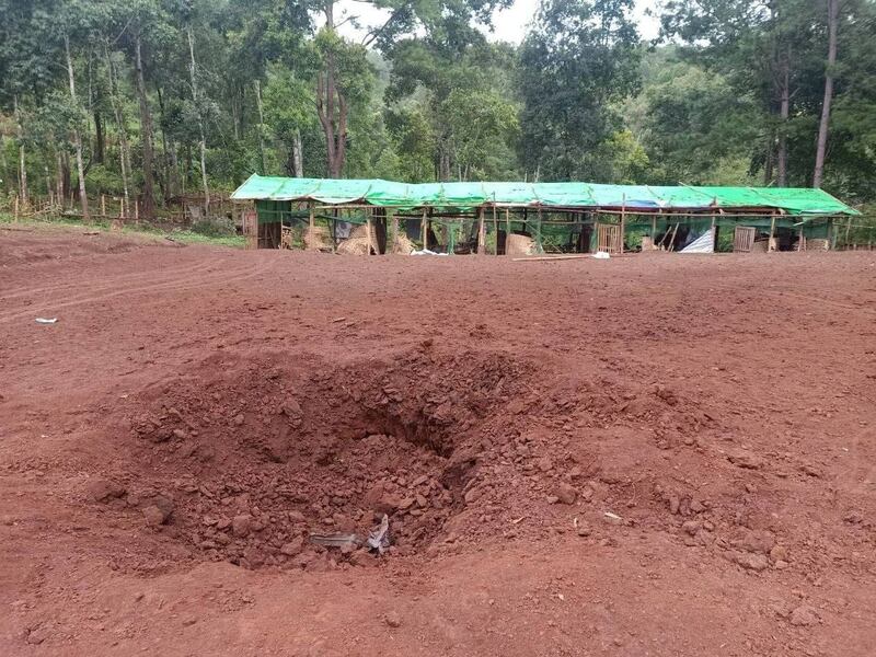 လေကြောင်းတိုက်ခိုက်ခံရသည့် ဒီးမော့ဆို အနောက်ဘက်အခြမ်း စစ်ဘေးဒုက္ခသည်စခန်းအား ၂၀၂၃ ခုနှစ်၊ ဇူလိုင်လ ၄ ရက်နေ့က တွေ့ရစဉ်။ (Photo: Karenni Human Rights Group)