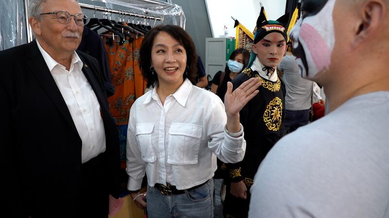 国光剧团团长张育华（中）积极推动国际交流，走出台湾，走进世界剧场。（李宗翰摄影）