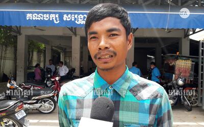 បេក្ខជន​ក្រុម​ប្រឹក្សា​ឃុំ-សង្កាត់​គណបក្ស​សង្គ្រោះ​ជាតិ សង្កាត់​បឹងទំពុនទី១ រាជធានី​ភ្នំពេញ លោក ឃឿន ប៊ុនធឿន ផ្ដល់​បទសម្ភាសន៍​នៅ​ថ្ងៃ​ទី​៨ ខែ​មិថុនា ឆ្នាំ​២០១៧។ 