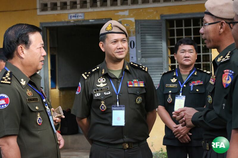 លោក ហ៊ុន ម៉ាណែត (កណ្ដាល) មេបញ្ជាការរងកងទ័ពជើងគោក និងជានាយរងសេនាធិការចម្រុះនៃកងយោធពលខេមរភូមិន្ទ ក្នុងពិធីរៀបចំការចូលប្រឡងជ្រើសរើសនាយទាហាន កាលពីថ្ងៃទី២០ ខែធ្នូ ឆ្នាំ២០១៥។ RFA/Brach Chev