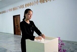 김정은 북한 국방위원회 제1위원장의 여동생인 김여정 노동당 부부장이 2015년 7월 19일 도·시·군 인민회의 대의원 선거에서 투표를 하고 있다.