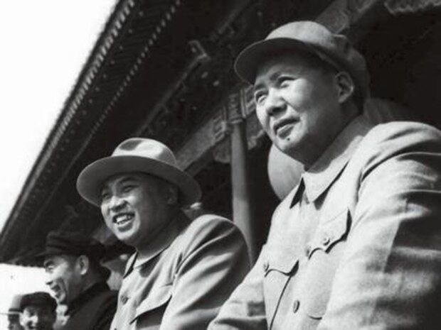 사진은 1954년 10월 1일 열병식을 함께 지켜보는 김일성 전 북한 주석(오른쪽 둘째)과 마오쩌둥 전 중국 주석(오른쪽). 