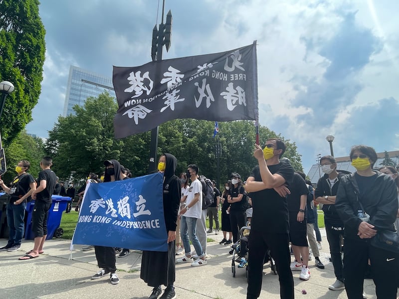 大會因未有預訂場地，一度遭場地保安阻止，集會人士逐如遊行般，步行至附近空地繼續集會。（胡彗藍 攝）