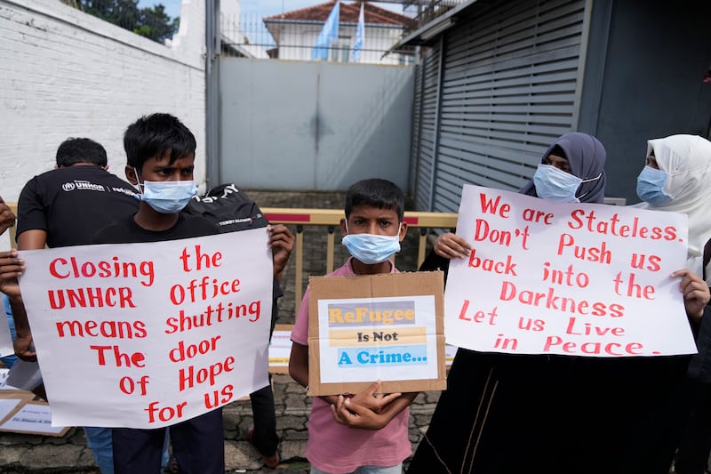 ၂ဝ၂၄ ခုနှစ် ဇန်နဝါရီ ၂ ရက်နေ့က သီရိလင်္ကာနိုင်ငံ ကိုလံဘိုမြို့ရှိ ကုလသမဂ္ဂဒုက္ခသည်များဆိုင်ရာ မဟာမင်းကြီးရုံး (UNHCR)ရှေ့တွင် ဆန္ဒပြနေကြသည့် ရိုဟင်ဂျာဒုက္ခသည်များ။ (Photo: AP)