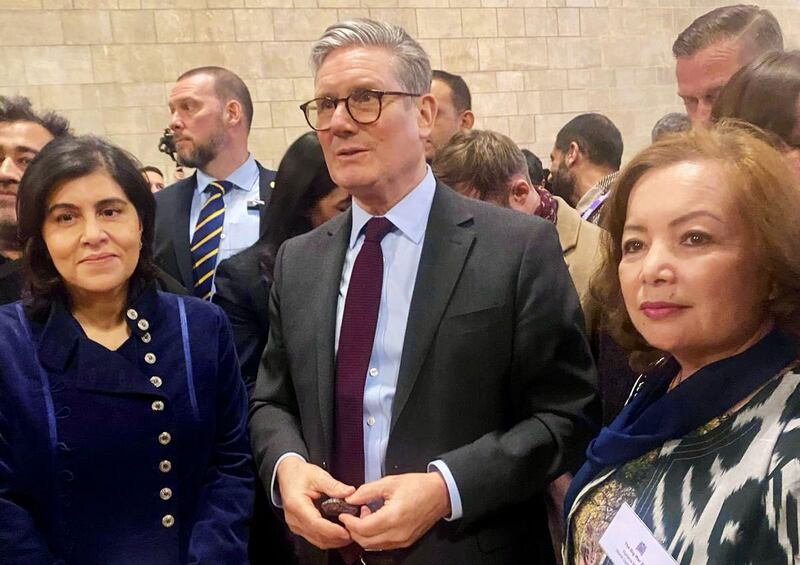 ئەنگلىيە پارلامېنتىنىڭ ئىپتار زىياپىتىگە قاتناشقان رەھىمە ماھمۇت خانىم ئەنگىلىيە باش ۋەزىرى سېر كېيەر ستارمەر ئەپەندى ۋە باروناس ساييەد ۋارسى بىلەن بىللە. 2025-يىلى 4-مارت، لوندون.