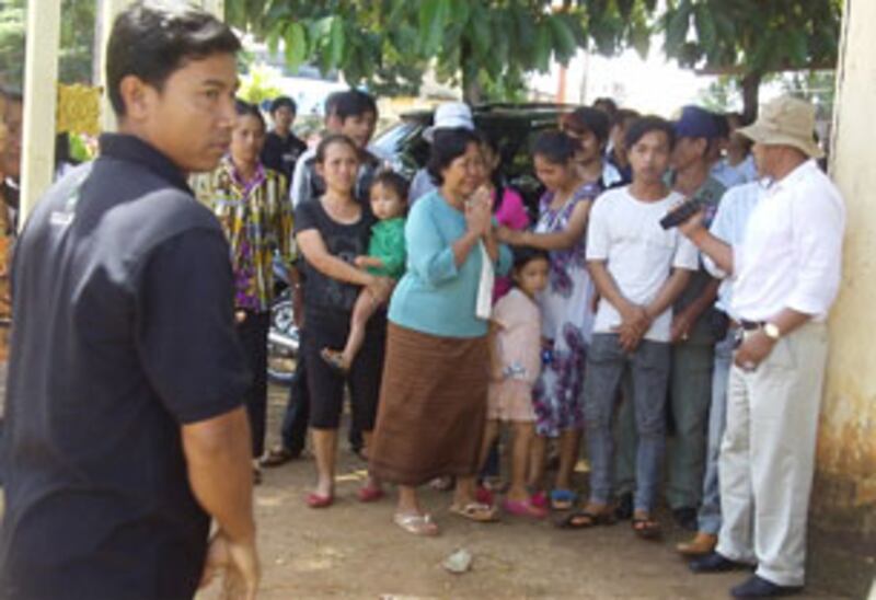 ១៦-កញ្ញា-២០១២៖ គ្រួសារ​ជន​រង​គ្រោះ (រូប​សំពះ) ​ទាមទារ​ឲ្យ​ប្រមុខ​រាជរដ្ឋាភិបាល និង​តុលាការ​ផ្ដល់​យុត្តិធម៌​ដល់​លោក ហង្ស សិរីឧត្ដម។